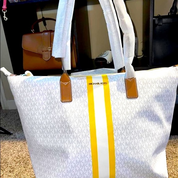 ❌SOLD❌💥💥BRANDNEW WHITE LOGO MK TOTE💥💥 - Picture 3 of 5
